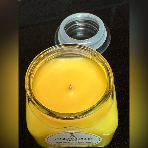 Fredericksburg Farms “Yellow Rose of Texas” Candle 🌼 - Picture 3 of 6